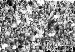 11.06.1987, Gdynia, Polska.
Trzecia pielgrzymka Jana Pawła II do Polski. Tłum wiernych podczas mszy świętej celebrowanej przez Jana Pawła II, w prawym dolnym rogu harcerze.
Fot. Jerzy Szot, zbiory Ośrodka KARTA