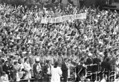 11.06.1987, Gdynia, Polska.
Trzecia pielgrzymka Jana Pawła II do Polski. Tłum wiernych podczas mszy świętej celebrowanej przez Jana Pawła II, widoczny jest transparent z hasłem: 