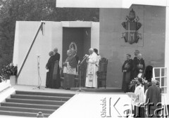 11.06.1987, Gdynia, Polska.
Trzecia pielgrzymka Jana Pawła II do Polski. Msza święta z udziałem Ojca Świętego, biskupa krakowskiego Franciszka Macharskiego oraz prymasa Polski Józefa Glempa.
Fot. Jerzy Szot, zbiory Ośrodka KARTA