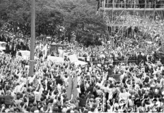 11.06.1987, Gdynia, Polska.
Trzecia pielgrzymka Jana Pawła II do Polski. Przyjazd Ojca Świętego na Skwer Kościuszki, gdzie odprawił mszę świętą. Wierni witają papieża. 
Fot. Jerzy Szot, zbiory Ośrodka KARTA