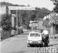 11.06.1987, Gdynia, Polska.
Trzecia pielgrzymka Jana Pawła II do Polski. Nad ulicą wisi transparent o treści: 