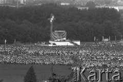 10.06.1987, Kraków, Polska.
Trzecia pielgrzymka Jana Pawła II do Polski. Msza święta na Błoniach celebrowana przez Ojca Świętego, widok na tłum wiernych i ołtarz.
Fot. Jerzy Szot, zbiory Ośrodka KARTA