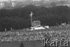 10.06.1987, Kraków, Polska.
Trzecia pielgrzymka Jana Pawła II do Polski. Msza święta na Błoniach celebrowana przez Ojca Świętego, widok na tłum wiernych i ołtarz.
Fot. Jerzy Szot, zbiory Ośrodka KARTA