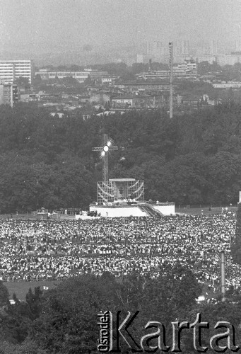 10.06.1987, Kraków, Polska.
Trzecia pielgrzymka Jana Pawła II do Polski. Msza święta na Błoniach celebrowana przez Ojca Świętego, widok na tłum wiernych i ołtarz, w tle panorama miasta.
Fot. Jerzy Szot, zbiory Ośrodka KARTA