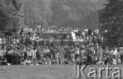 10.06.1987, Kraków, Polska.
Trzecia pielgrzymka Jana Pawła II do Polski. Wierni podczas mszy świętej na Błoniach celebrowanej przez Ojca Świętego, w środku radiowóz Milicji Obywatelskiej.
Fot. Jerzy Szot, zbiory Ośrodka KARTA