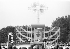 10.06.1987, Kraków, Polska.
Trzecia pielgrzymka Jana Pawła II do Polski. Msza święta na Błoniach celebrowana przez Ojca Świętego, widok na ołtarz.
Fot. Jerzy Szot, zbiory Ośrodka KARTA