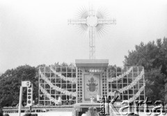 10.06.1987, Kraków, Polska.
Trzecia pielgrzymka Jana Pawła II do Polski. Msza święta na Błoniach celebrowana przez Ojca Świętego, widok na ołtarz.
Fot. Jerzy Szot, zbiory Ośrodka KARTA