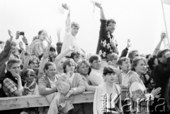 13.06.1987, Łódź, Polska.
Msza święta na lotnisku Łódź-Lublinek w czasie trzeciej pielgrzymki Ojca Świętego Jana Pawła II do Polski. 
Fot. Jerzy Szot, zbiory Ośrodka KARTA