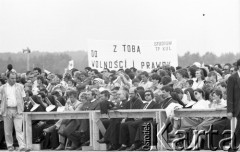 13.06.1987, Łódź, Polska.
Msza święta na lotnisku Łódź-Lublinek w czasie trzeciej pielgrzymki Ojca Świętego Jana Pawła II do Polski. 
Fot. Jerzy Szot, zbiory Ośrodka KARTA