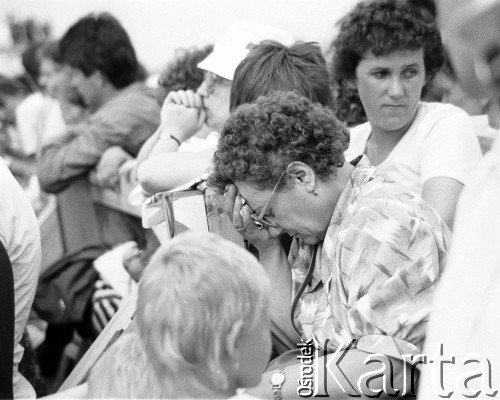 13.06.1987, Łódź, Polska.
Msza święta na lotnisku Łódź-Lublinek w czasie trzeciej pielgrzymki Ojca Świętego Jana Pawła II do Polski. 
Fot. Jerzy Szot, zbiory Ośrodka KARTA