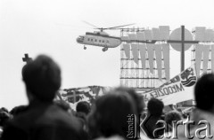 13.06.1987, Łódź, Polska.
Msza święta na lotnisku Łódź-Lublinek w czasie trzeciej pielgrzymki Ojca Świętego Jana Pawła II do Polski. 
Fot. Jerzy Szot, zbiory Ośrodka KARTA