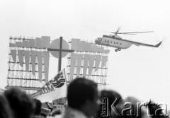 13.06.1987, Łódź, Polska.
Msza święta na lotnisku Łódź-Lublinek w czasie trzeciej pielgrzymki Ojca Świętego Jana Pawła II do Polski. 
Fot. Jerzy Szot, zbiory Ośrodka KARTA