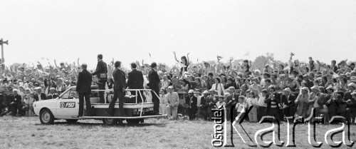 13.06.1987, Łódź, Polska.
Msza święta na lotnisku Łódź-Lublinek w czasie trzeciej pielgrzymki Ojca Świętego Jana Pawła II do Polski. 
Fot. Jerzy Szot, zbiory Ośrodka KARTA