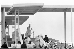 13.06.1987, Łódź, Polska.
Msza święta na lotnisku Łódź-Lublinek w czasie trzeciej pielgrzymki Ojca Świętego Jana Pawła II do Polski. 
Fot. Jerzy Szot, zbiory Ośrodka KARTA