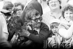 10.06.1987, Kraków, Polska.
Trzecia pielgrzymka Jana Pawła II do Polski. Wierni na Błoniach podczas mszy świętej celebrowanej przez Ojca Świętego, na pierwszym planie staruszek.
Fot. Jerzy Szot, zbiory Ośrodka KARTA