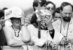 10.06.1987, Kraków, Polska.
Trzecia pielgrzymka Jana Pawła II do Polski. Wierni podczas mszy świętej na Błoniach celebrowana przez Ojca Świętego, na pierwszy planie, w środku mężczyzna w komży z krzyżem.
Fot. Jerzy Szot, zbiory Ośrodka KARTA