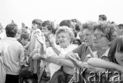 10.06.1987, Kraków, Polska.
Trzecia pielgrzymka Jana Pawła II do Polski. Wierni podczas mszy świętej na Błoniach celebrowanej przez Ojca Świętego.
Fot. Jerzy Szot, zbiory Ośrodka KARTA