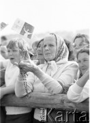 10.06.1987, Kraków, Polska.
Trzecia pielgrzymka Jana Pawła II do Polski. Wierni podczas mszy świętej na Błoniach celebrowanej przez Ojca Świętego.
Fot. Jerzy Szot, zbiory Ośrodka KARTA