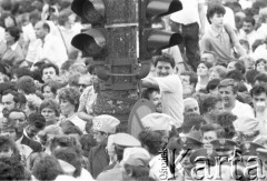 8 lub 13.06.1987, Warszawa, Polska.
Trzecia pielgrzymka Jana Pawła II do Polski. Wierni czekają na przejazd papieża.
Fot. Jerzy Szot, zbiory Ośrodka KARTA