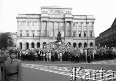 8 lub 13.06.1987, Warszawa, Polska.
Trzecia pielgrzymka Jana Pawła II do Polski. Wierni czekają na przejazd papieża.
Fot. Jerzy Szot, zbiory Ośrodka KARTA