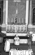 8 lub 13.06.1987, Warszawa, Polska.
Trzecia pielgrzymka Jana Pawła II do Polski. Papież w czasie mszy świętej.
Fot. Jerzy Szot, zbiory Ośrodka KARTA