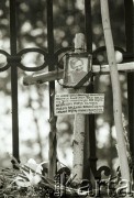 1988, Polska.
Krzyż z portretem księdza Jerzego Popiełuszki niesiony przez uczestników pielgrzymki na Jasną Górę.
Fot. Jerzy Szot, zbiory Ośrodka KARTA