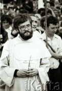 1988, Polska.
Zakonnik i pielgrzymi w drodze na Jasną Górę.
Fot. Jerzy Szot, zbiory Ośrodka KARTA