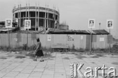 Maj - czerwiec 1989, Kraków, Polska
Kampania wyborcza przed wyborami do parlamentu. Teren budowy za blaszanym ogrodzeniem, na ogrodzeniu oraz na słupach wiszą plakaty wyborcze - zdjęcia (od lewej): Józefy Hennelowej, Jana Marii Rokity, Romana Ciesielskiego, Zygmunta Kozłowskiego, poniżej m.in. plakat z hasłem: 