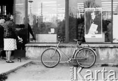 Maj - czerwiec 1989, Kraków, Polska
Kampania wyborcza przed wyborami do parlamentu. Na oknie sklepu wisi plakat z napisem: 