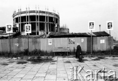 Maj - czerwiec 1989, Kraków, Polska
Kampania wyborcza przed wyborami do parlamentu. Teren budowy za blaszanym ogrodzeniem, na ogrodzeniu oraz na słupach wiszą plakaty wyborcze - zdjęcia (od lewej): Józefy Hennelowej, Jana Marii Rokity, Romana Ciesielskiego, Zygmunta Kozłowskiego, poniżej m.in. plakat z hasłem: 