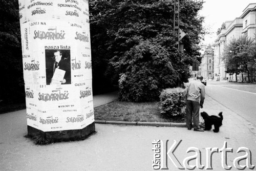 Maj - czerwiec 1989, Kraków, Polska.
Kampania wyborcza przed wyborami do Sejmu. Słup ogłoszeniowy, na nim widoczne są plakaty z hasłem: 