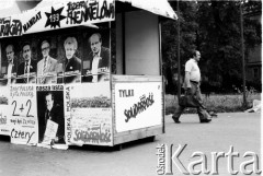 Maj - czerwiec 1989, Kraków, Polska.
Kampania wyborcza przed wyborami do Sejmu. Stoisko na ulicy, na nim widoczne są (od góry, od lewej) napisy: [J. Hennelowa, J. Rokita], [mandat 200] Jan Rokita, mandat 199 Józefa Hennelowa, poniżej portrety: Jana Rokity, Krzysztofa Kozłowskiego, Romana Ciesielskiego, Józefy Hennelowej, na dole plakaty z napisami: [