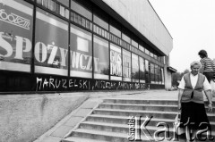 Maj - czerwiec 1989, Kraków, Polska.
Kampania wyborcza przed wyborami do Sejmu. Witryna sklepu Społem z artykułami spożywczymi i gospodarstwa domowego, na dole napis: 