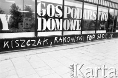 Maj - czerwiec 1989, Kraków, Polska.
Kampania wyborcza przed wyborami do Sejmu. Witryna sklepu Społem z artykułami spożywczymi i gospodarstwa domowego, na dole napis: 