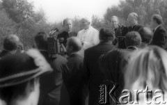 16.08.1991, Kraków, Polska.
Zakończenie IV pielgrzymki Jana Pawła II do Polski. Ojciec święty w towarzystwie przemawia na lotnisku. Towarzyszą mu m.in. prezydent RP Lech Wałęsa (1. z prawej) i sekretarz Stanisław Dziwisz (1. z lewej). 
Fot. Jerzy Szot, zbiory Ośrodka KARTA