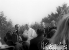 16.08.1991, Kraków, Polska.
Zakończenie IV pielgrzymki Jana Pawła II do Polski. Ojciec święty w towarzystwie przemawia na lotnisku. Towarzyszy mu m.in. sekretarz Stanisław Dziwisz (1. z lewej). 
Fot. Jerzy Szot, zbiory Ośrodka KARTA