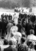 16.08.1991, Kraków, Polska.
Zakończenie IV pielgrzymki Jana Pawła II do Polski. Ojciec święty przemawia na lotnisku. Towarzyszy mu m.in. prezydent RP Lech Wałęsa (1. z prawej).
Fot. Jerzy Szot, zbiory Ośrodka KARTA
