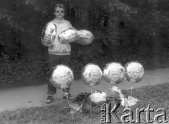 Czerwiec - sierpień 1991, Polska.
Czwarta pielgrzymka Ojca Świętego Jana Pawła II do Polski.  Sprzedaż balonów z wizerunkiem Jana Pawła II.
Fot. Jerzy Szot, zbiory Ośrodka KARTA