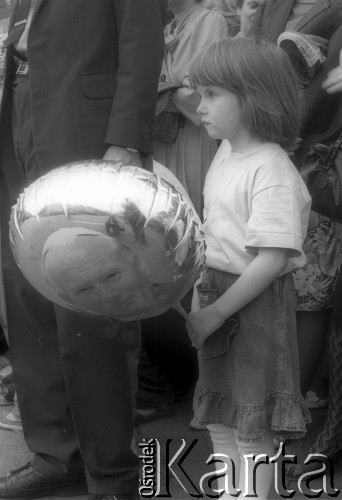 Czerwiec - sierpień 1991, Polska.
Czwarta pielgrzymka Ojca Świętego Jana Pawła II do Polski. Dziecko w czasie mszy świętej.
Fot. Jerzy Szot, zbiory Ośrodka KARTA