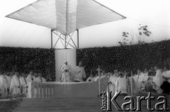 5.06.1991, Łomża, Polska.
Czwarta pielgrzymka Ojca Świętego Jana Pawła II do Polski. Papież koncelebruje mszę świętą w Sanktuarium Miłosierdzia Bożego. 
Fot. Jerzy Szot, zbiory Ośrodka KARTA