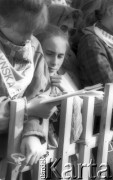 5.06.1991, Łomża, Polska.
Czwarta pielgrzymka Ojca Świętego Jana Pawła II do Polski. Uczestnicy mszy świętej koncelebrowanej w Sanktuarium Miłosierdzia Bożego. 
Fot. Jerzy Szot, zbiory Ośrodka KARTA