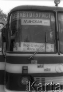 5.06.1991, Łomża, Polska.
Czwarta pielgrzymka Ojca Świętego Jana Pawła II do Polski. Autokar uczestników mszy świętej koncelebrowanej w Sanktuarium Miłosierdzia Bożego. 
Fot. Jerzy Szot, zbiory Ośrodka KARTA
