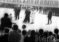 16.08.1991, Kraków, Polska.
Zakończenie IV pielgrzymki Jana Pawła II do Polski. Ojciec święty w towarzystwie prezydenta RP Lecha Wałęsy na płycie lotniska.
Fot. Jerzy Szot, zbiory Ośrodka KARTA