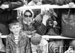 Czerwiec - sierpień 1991, Polska.
Czwarta pielgrzymka Ojca Świętego Jana Pawła II do Polski. Uczestnicy mszy świętej.
Fot. Jerzy Szot, zbiory Ośrodka KARTA