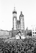 13.08.1991, Kraków, Polska.
Czwarta pielgrzymka Ojca Świętego Jana Pawła II do Polski. Msza św. beatyfikacyjna Anieli Salawy na Rynku Głównym koncelebrowana przez papieża.
Fot. Jerzy Szot, zbiory Ośrodka KARTA