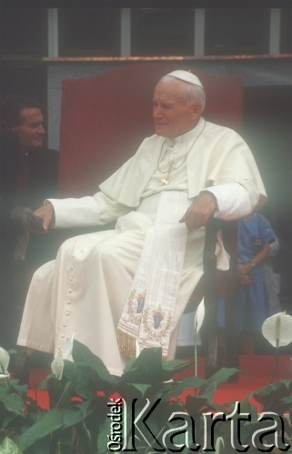 13.08.1991, Kraków, Polska.
Czwarta pielgrzymka Ojca Świętego Jana Pawła II do Polski.  Uroczystość pobłogosławienia Ośrodka Opieki Ambulatoryjnej im. Klemensa J. Zabłockiego, części Uniwersyteckiego Szpitala Dziecięcego w Krakowie.
Fot. Jerzy Szot, zbiory Ośrodka KARTA