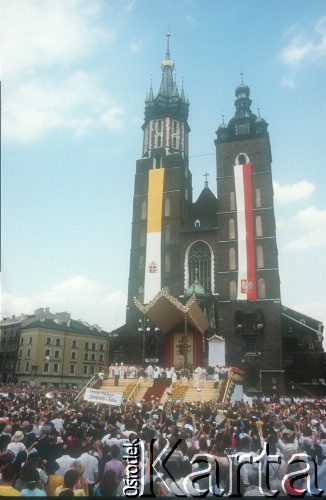 13.08.1991, Kraków, Polska.
Czwarta pielgrzymka Ojca Świętego Jana Pawła II do Polski. Msza św. beatyfikacyjna Anieli Salawy na Rynku Głównym koncelebrowana przez papieża.
Fot. Jerzy Szot, zbiory Ośrodka KARTA