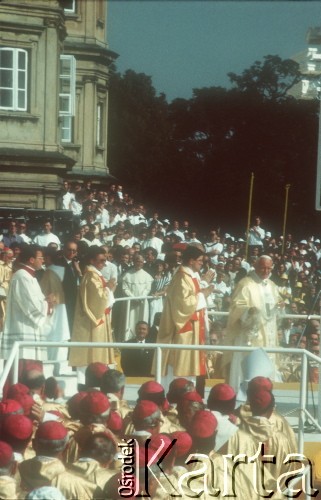 15.08.1991, Częstochowa, Polska.
Czwarta pielgrzymka Ojca Świętego Jana Pawła II do Polski. VI Światowe Dni Młodzieży. Jan Paweł II uczestniczy w uroczystościach na jasnogórskich błoniach.
Fot. Jerzy Szot, zbiory Ośrodka KARTA