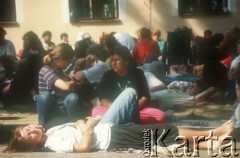 Lata 90., Polska.
Pielgrzymi odpoczywają.
Fot. Jerzy Szot, zbiory Ośrodka KARTA
