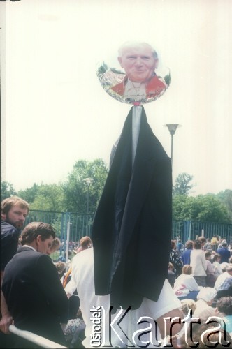 13.08.1991, Kraków, Polska.
Czwarta pielgrzymka Ojca Świętego Jana Pawła II do Polski. Wierni w czasie uroczystości pobłogosławienia Ośrodka Opieki Ambulatoryjnej im. Klemensa J. Zabłockiego, części Uniwersyteckiego Szpitala Dziecięcego w Krakowie.
Fot. Jerzy Szot, zbiory Ośrodka KARTA